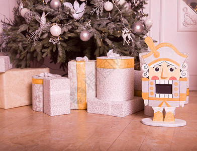 树下胡桃夹子和圣诞礼物的照片图片
