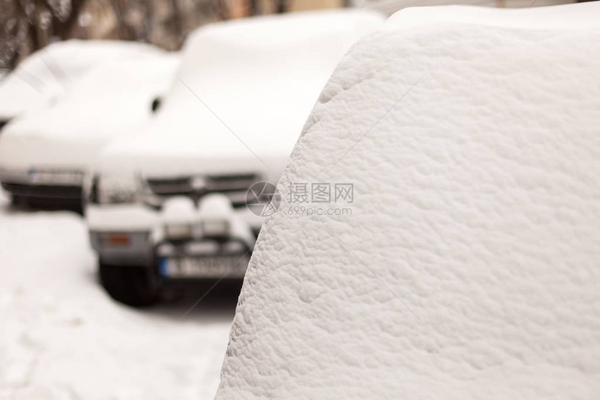 汽车上满是新鲜雪城图片