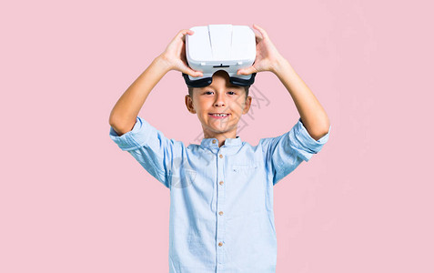 小孩子用VR眼镜戴图片