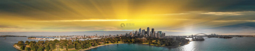 澳大利亚悉尼城市港空中观察日落时有建图片