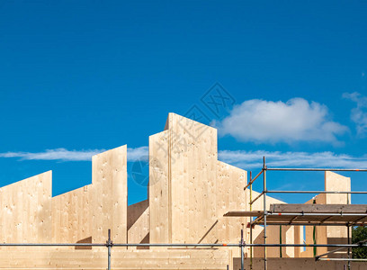 正在使用现代材料和建筑技术建造的新房子背景图片