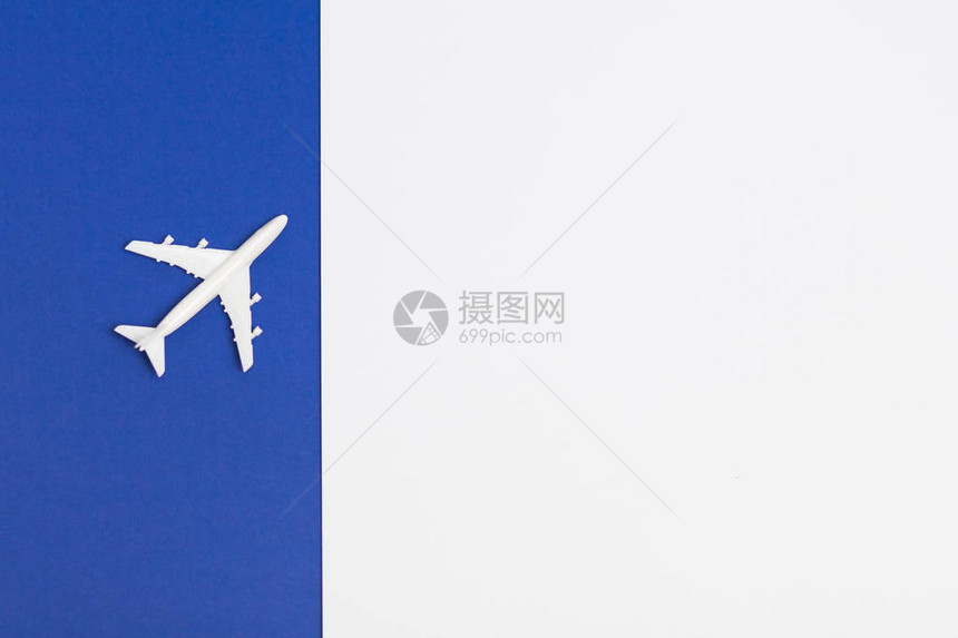 蓝白色背景上的白色小飞机图片