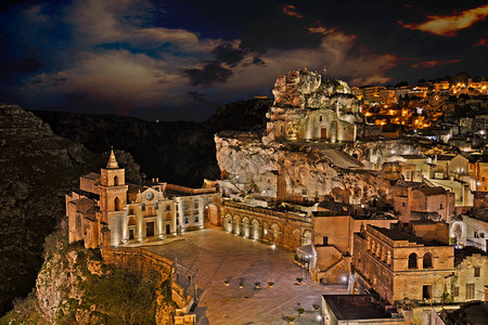老城黄昏的风景与圣彼得和保罗教堂和他的摇滚教堂圣玛丽图片