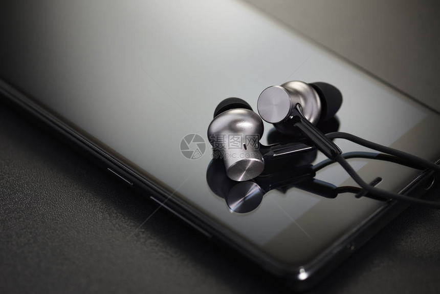 黑色智能手机上的铝金属耳膜便携式音乐概图片