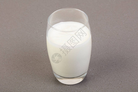 玻璃杯中的膳食酸奶图片