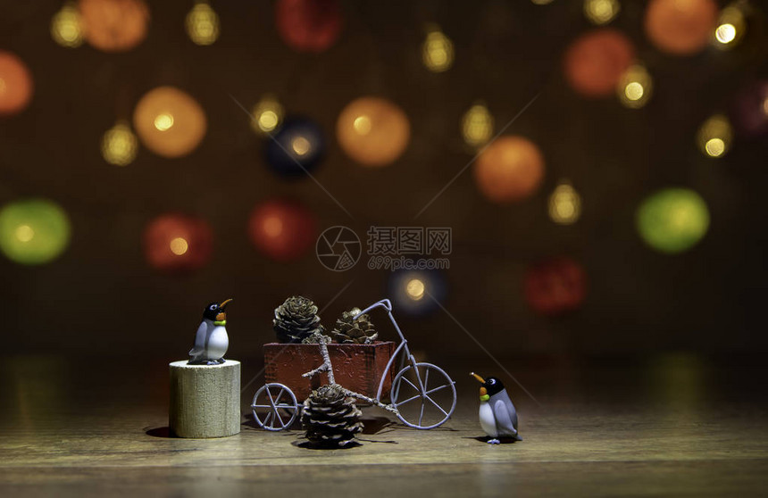两只企鹅与松果三轮车图片