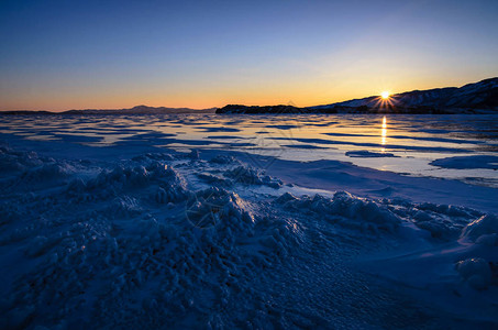 贝加尔湖山上冰面和太阳升起的阿玛图片