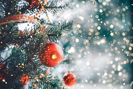 圣诞树上有红球装饰和装饰图片