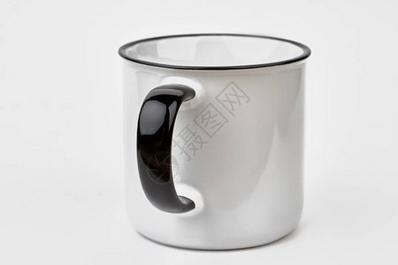 带黑色手柄的清洁搪瓷杯用于在白色背景上隔离的品牌的白色锡杯逼真的搪瓷背景图片