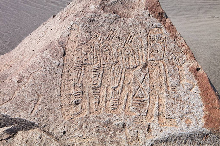 超过5000幅这样的沙漠岩画虽然该遗址的文化起源仍然未知背景图片