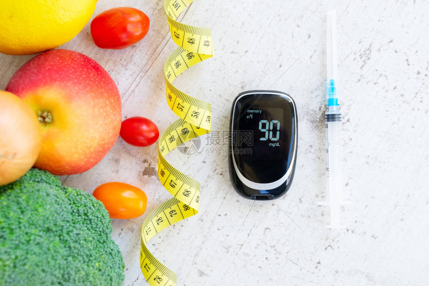 糖尿病健康饮食概念带血甘蔗糖计和胰岛素注图片