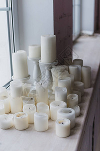 窗户圣诞装饰附近的白色蜡烛图片