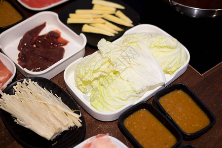 餐厅里有猪肉和蔬菜品种的Suki图片