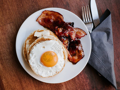 美味的早餐包括煎饼煎蛋和培根图片