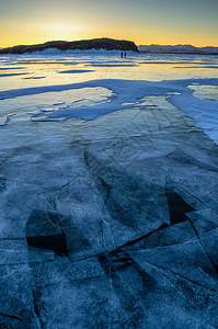 俄罗斯Baikal湖表面的裂缝和深气泡沫中美丽的冰面图画图片