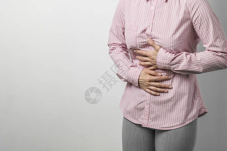 一个女人的腹部疼痛胃痉挛复制空间图片