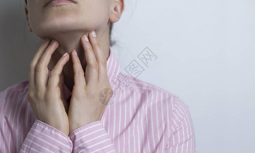 喉咙痛一个女人手握在脖子图片
