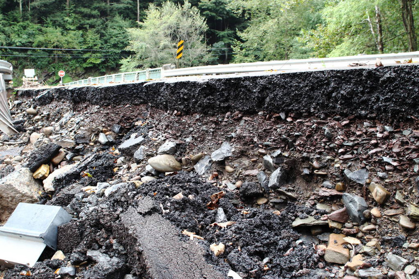 洪水毁坏的道路图片