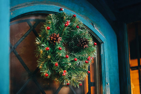 欧洲城市街道旧蓝门上的传统圣诞花环图片