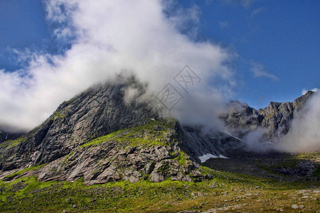 云在挪威山区飞翔挪威图片
