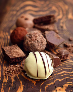 木制背景上手工制作的巧克力糖果和巧克力小图片
