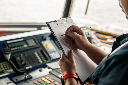海洋航行官员或船长在船舶或船只上值班背景图片