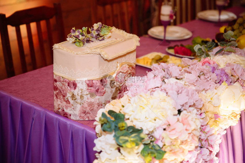 装饰精美的婚礼餐厅庆祝的五颜六色的装饰美丽的新娘内饰宴图片