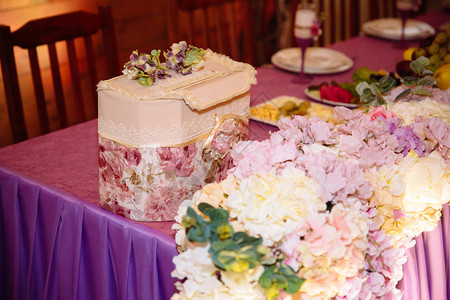 装饰精美的婚礼餐厅庆祝的五颜六色的装饰美丽的新娘内饰宴图片