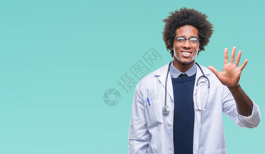非裔美国人的医生在孤立的背景展示和指着五号手指时笑得满脸自信和快乐地笑起来背景图片