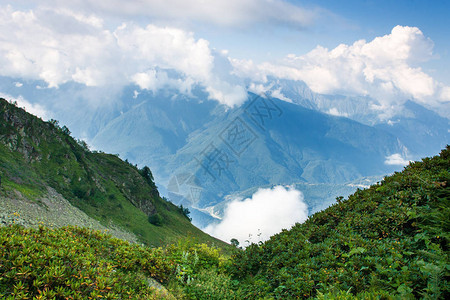 夏日午后的山谷山峰上云雾缭绕高清图片