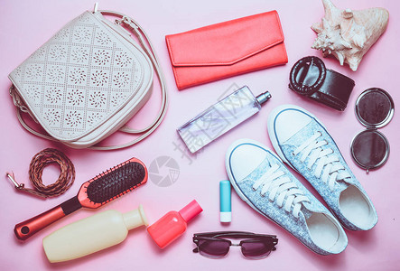 运动鞋化妆品美容和卫生用品包粉色柔和背景的太图片