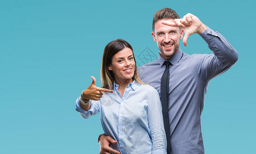 年轻工薪夫妇在孤立的背景中微笑地用手和指搭架图片