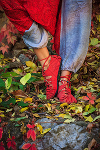 女在瑜伽中紧的脚在多彩的秋背景图片