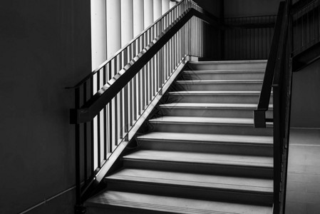 清空的现代混凝土楼梯和黑色钢铁扶手图片