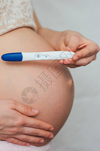 怀孕女童在腹部下方的怀孕女孩手中进行阳妊图片