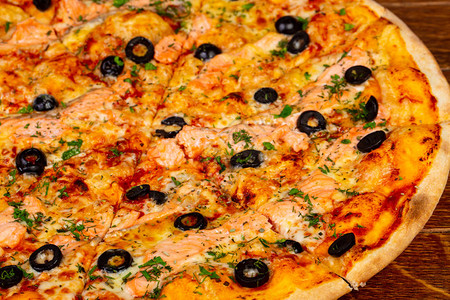 三文鱼和黑橄榄披萨图片