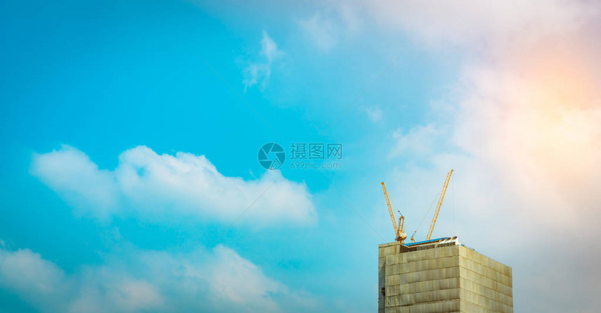 在高层建筑的建筑起重机有蓝天和白云城市商业建筑或公寓或公寓的建筑工地房地产业图片