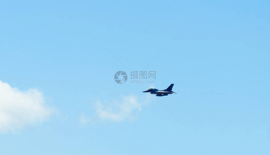 飞行在蓝天的军用飞机图片