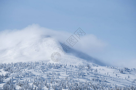 山顶有雪和云斜坡上有图片