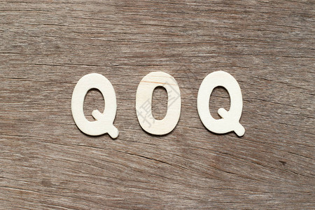 在木本上用字母拼写QOQ季度四分图片