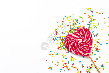 心棒糖和柔的白色背景上的多色糖果糖果和糖果的概念甜蜜的礼物甜蜜的爱图片
