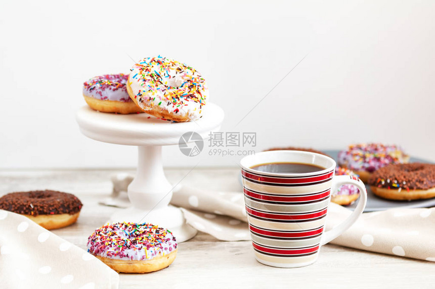 美味的甜圈和轻木本底咖啡图片