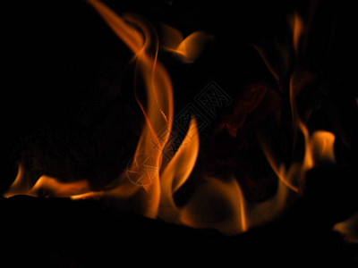 夜间露营远足和旅行时燃烧的篝火图片