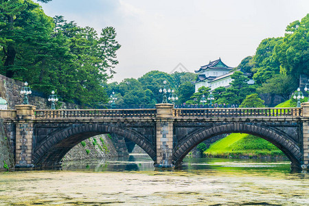 在东京市日本城建有护城和桥的帝国宫殿城堡背景图片