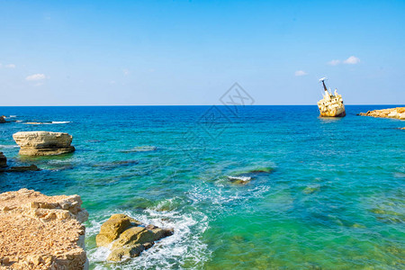 塞浦路斯帕福斯Pegeia废弃的生锈沉船EDROIII它搁浅在帕福斯珊瑚湾坎塔卡斯托伊海洞的佩亚岩石上背景图片