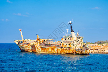 塞浦路斯帕福斯Pegeia废弃的生锈沉船EDROIII它搁浅在帕福斯珊瑚湾坎塔卡斯托伊海洞的佩亚岩石上背景图片