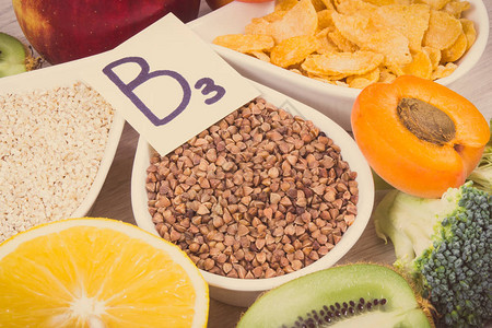 复古含有维生素B3和其他天然矿物质的营养成分和产品健康生活方式图片
