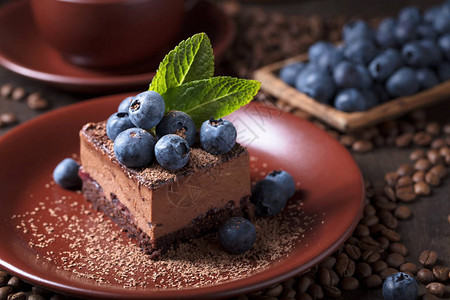 巧克力蛋糕蓝莓和薄荷图片