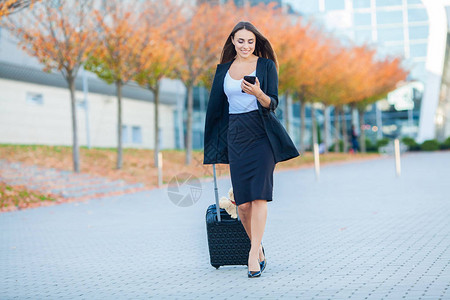 旅行工作生活方式的观念年轻快乐的女图片