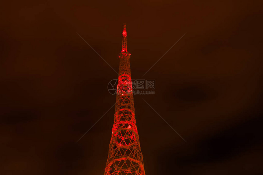 夜视电塔红色飞机在紫色天空图片